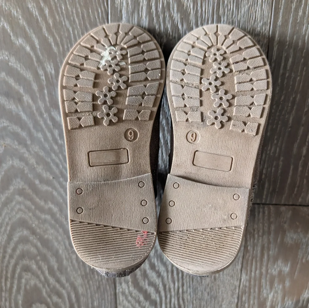 3/$15 - Harper Canyon Brown Suede Ankle Boots with Glitter Size 9